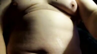 Obeso con gli occhiali si sega in cam