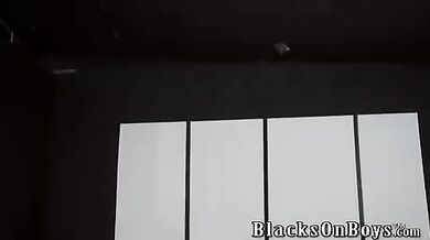 Studente si prende il cazzo di due neri in bocca e dentro il culo