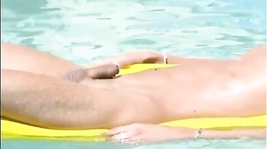 Due fidanzati gay fanno sesso in piscina