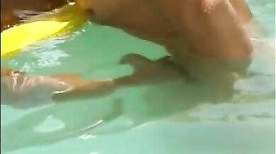 Due fidanzati gay fanno sesso in piscina