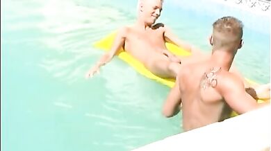Due fidanzati gay fanno sesso in piscina