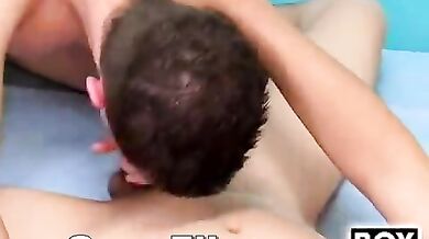 Giovani gay bellissimi ed eccitati scopano