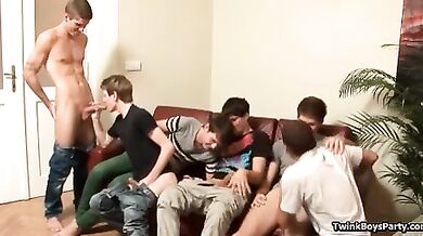 Sesso orale di gruppo tra giovani studenti