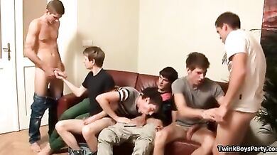 Sesso orale di gruppo tra giovani studenti