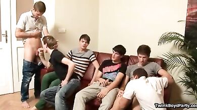 Sesso orale di gruppo tra giovani studenti