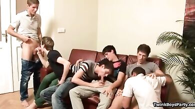 Sesso orale di gruppo tra giovani studenti