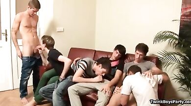 Sesso orale di gruppo tra giovani studenti