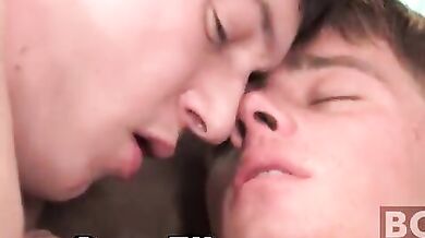 Coppia di giovani carini scopa