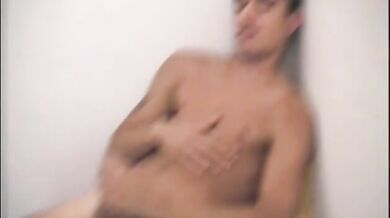 Ragazzo Italiano gode guardando scopata gay