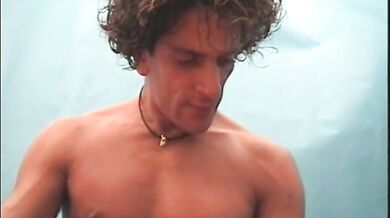 Ragazzo Italiano gode guardando scopata gay