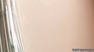 Frocetto carino ama offrire il culo