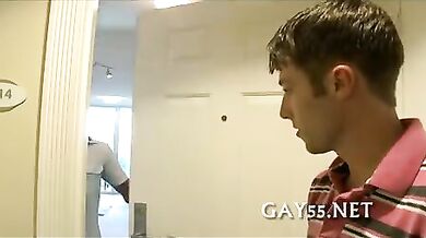 Nero superdotato sodomizza culo bianco