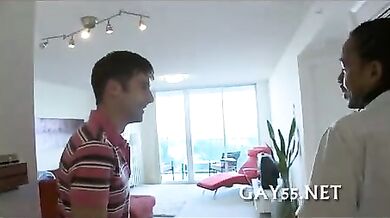 Nero superdotato sodomizza culo bianco