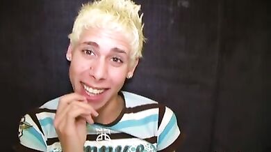 Giovane gay biondo inculato