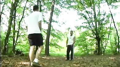 Baci e bocchino gay all'aperto