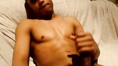 Mulatto molto dotato si fa una sega