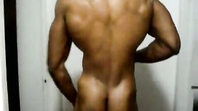 Muscoloso spogliarellista nero sexy