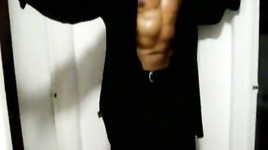 Muscoloso spogliarellista nero sexy