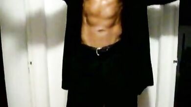 Muscoloso spogliarellista nero sexy