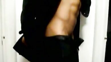 Muscoloso spogliarellista nero sexy