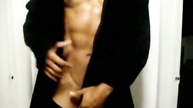 Muscoloso spogliarellista nero sexy