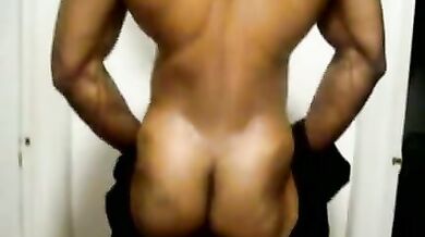 Muscoloso spogliarellista nero sexy