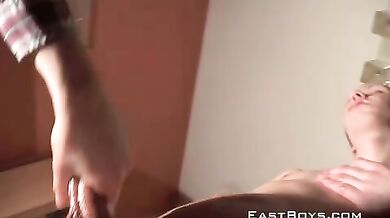 Boy gay si fa masturbare il cazzo enorme