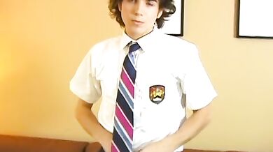 Studente gay in divisa si masturba