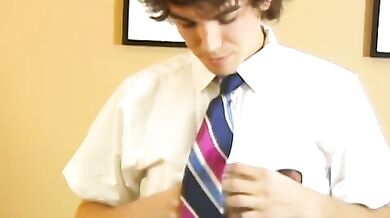 Studente gay in divisa si masturba