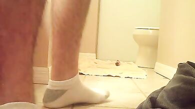 Gay si masturba il culo in bagno