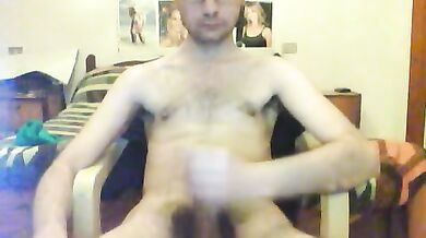 Giovane italiano gay si fa una sega in cam