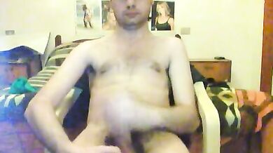 Giovane italiano gay si fa una sega in cam