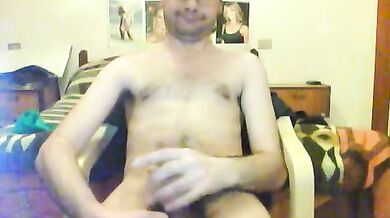 Giovane italiano gay si fa una sega in cam