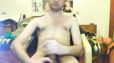 Giovane italiano gay si fa una sega in cam