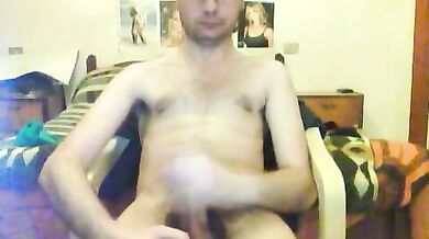 Giovane italiano gay si fa una sega in cam