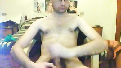 Giovane italiano gay si fa una sega in cam