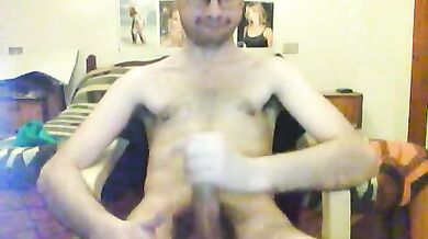 Giovane italiano gay si fa una sega in cam