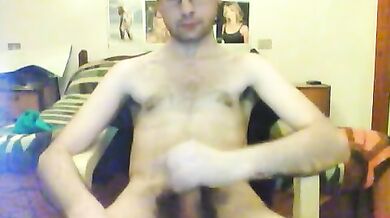 Giovane italiano gay si fa una sega in cam