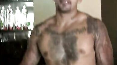 Macho latino sexy sborrata outdoor