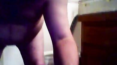 Si incula in bagno con un dildo a parete