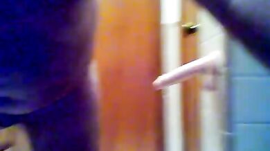 Si incula in bagno con un dildo a parete