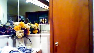 Si incula in bagno con un dildo a parete