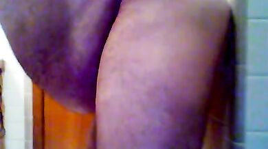 Si incula in bagno con un dildo a parete