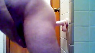 Si incula in bagno con un dildo a parete