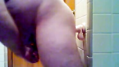 Si incula in bagno con un dildo a parete