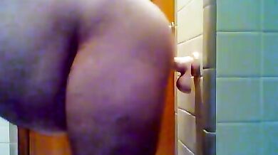 Si incula in bagno con un dildo a parete