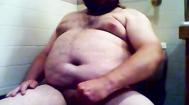 Si incula in bagno con un dildo a parete