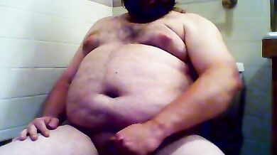 Si incula in bagno con un dildo a parete