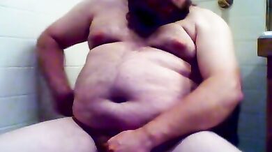 Si incula in bagno con un dildo a parete