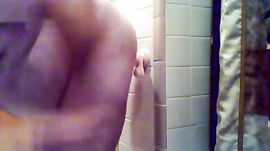 Si incula in bagno con un dildo a parete